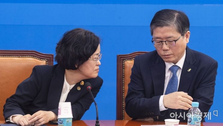 [포토] 대화 나누는 조성욱 위원장·변창흠 사장