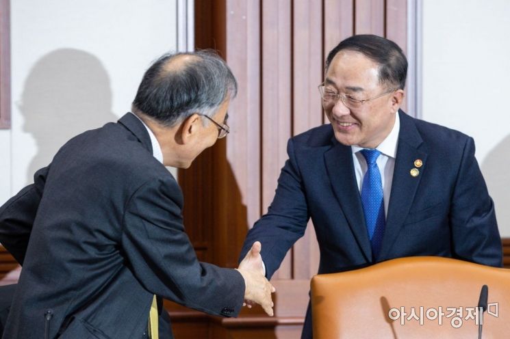 [포토]악수하는 홍남기 경제부총리-최정표 KDI 원장