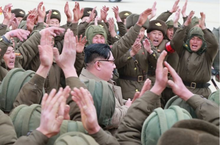 김정은 북한 국무위원장이 북한군 항공 및 반항공군 저격병 구분대들의 강하훈련을 참관했다고 조선중앙TV가 18일 보도했다. 사진은 조선중앙TV 화면 캡처로 김 위원장이 대원들의 환호를 받고 있다. (사진=연합뉴스)