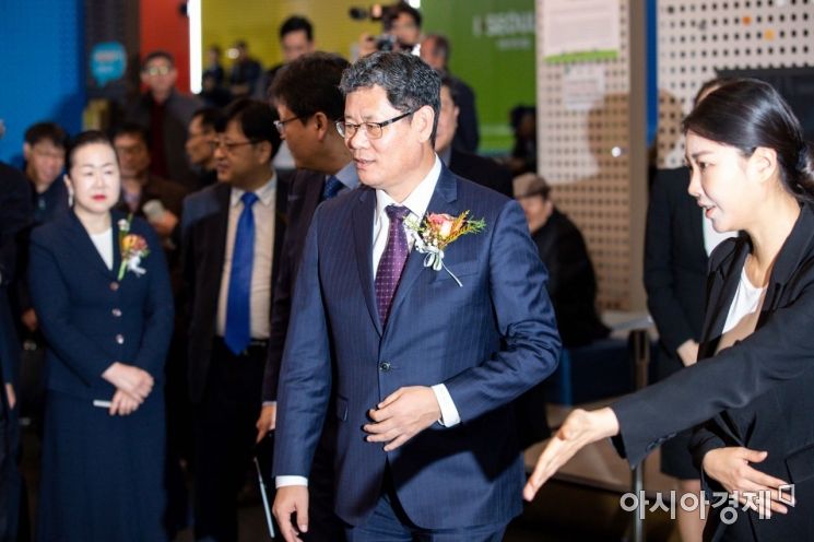 [포토]행사장 들어서는 김연철 통일부 장관