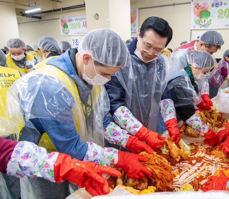  [포토]성장현 용산구청장 ‘2019 사랑의 김장나눔’ 행사 참여