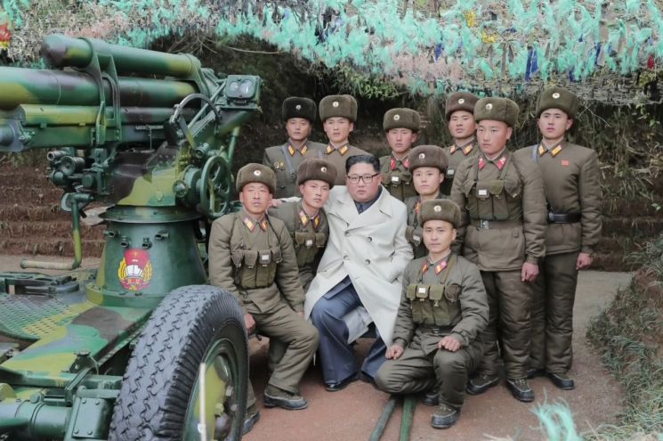김정은 북한 국무위원장이 서부전선에 위치한 창린도 방어부대를 시찰했다고 조선중앙TV가 25일 보도했다. 사진은 조선중앙TV 화면 캡처로, 김 위원장이 해안포로 추정되는 장비 앞에서 부대원들과 기념 촬영을 하고 있다.
