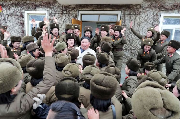 김정은 국무위원장이 서부전선에 있는 제5492군부대관하 여성중대를 시찰했다고 조선중앙TV가 25일 보도했다. 사진은 조선중앙TV 화면 캡처로, 김 위원장이 여성중대원들의 환호를 받고 있다.