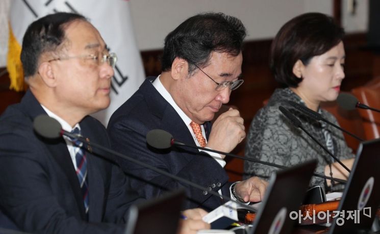 [포토]목 가다듬는 이낙연 국무총리 