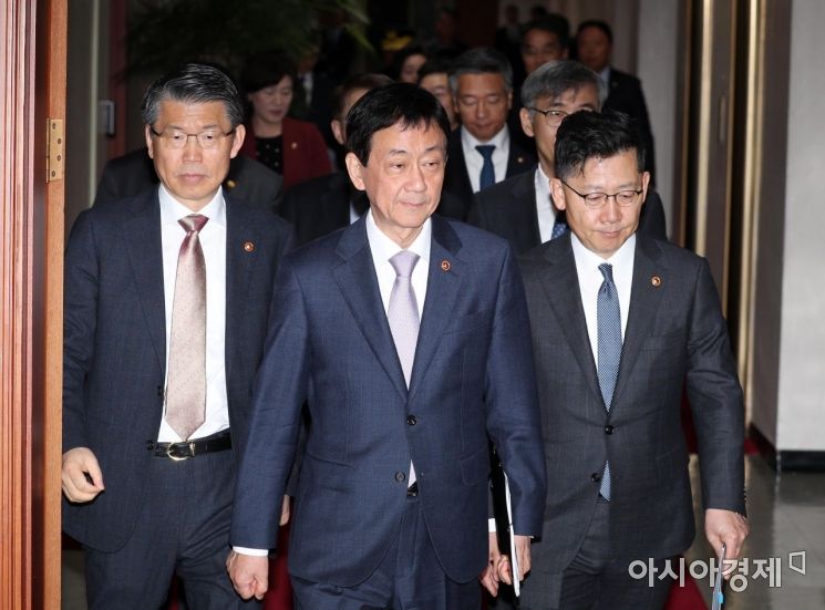 [포토]국무회의 향하는 진영 장관과 은성수 금융위원장 