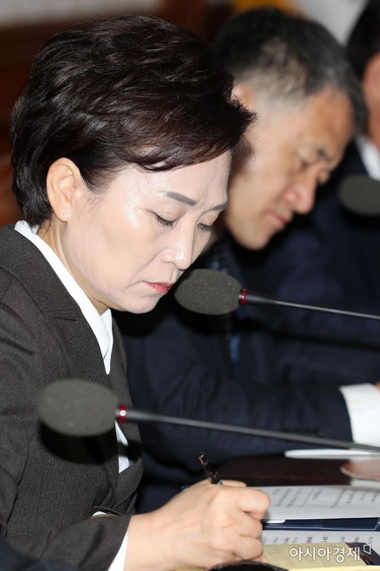 [포토]메모하는 김현미 장관 