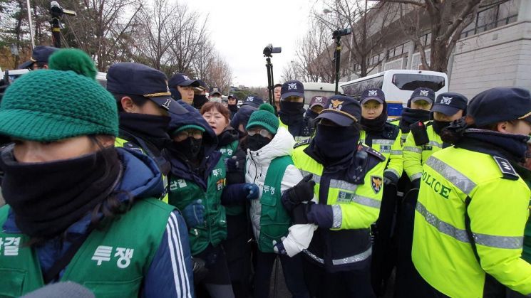 청와대 행진 중 경찰 연행된 톨게이트 대책위 관계자 구속영장 신청