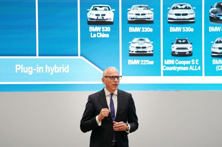 피터 노타, BMW 브랜드 및 세일즈, 애프터세일즈 총괄 보드멤버가 27일 기자간담회에서 그룹의 전략 방향을 설명하고 있다./사진=BMW그룹