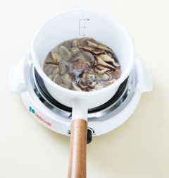 3. 냄비에 물 1컵+1/2컵, 모시조개, 표고버섯을 넣고 끓여 거품이 생기면 걷어낸다.