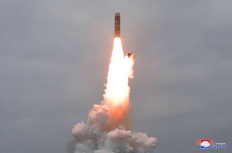 북한이 지난 2일 신형 잠수함발사탄도미사일(SLBM) '북극성-3형'을 성공적으로 시험발사했다고 조선중앙통신이 3일 보도했다. 사진은 중앙통신 홈페이지에 공개된 북극성-3형 발사 모습.