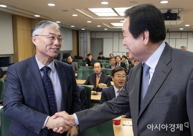 [포토] 인사 나누는 추궈홍 대사·김무성 의원
