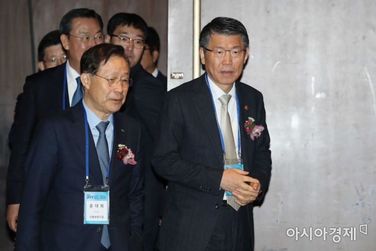 [포토]함께 걷는 은성수 금융위원장과 윤대희 신용보증기금 이사장 