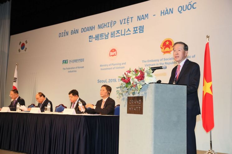 허창수 전경련 회장이 28일 서울 용산구 그랜드하얏트호텔에서 응우옌 쑤언 푹 베트남 총리를 초청해 개최한 '한-베트남 비즈니스 포럼'에서 인사말을 하고 있다.