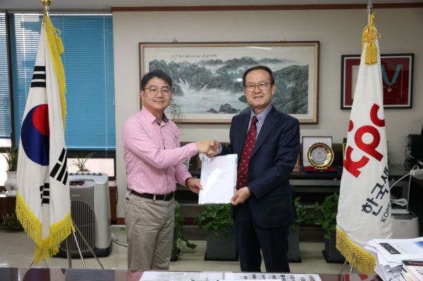 노규성 한국생산성본부 회장(오른쪽)과 장우석 플러그앤플레이 한국 지사 자문 겸 파나소닉 이사(왼쪽)가 글로벌 스타트업 육성 프로그램 관련 상호 협업을 위한 협력의향서(LOI)를 체결한 후 기념촬영을 하고 있다.