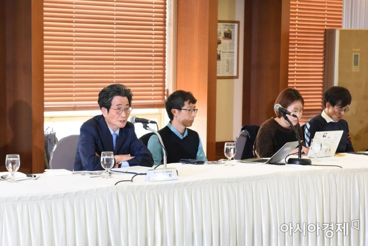 이목희 대통령 직속 일자리위원회 부위원장(가장 왼쪽)이 28일 서울 중구 한국프레스센터에서 기자간담회를 열었다.