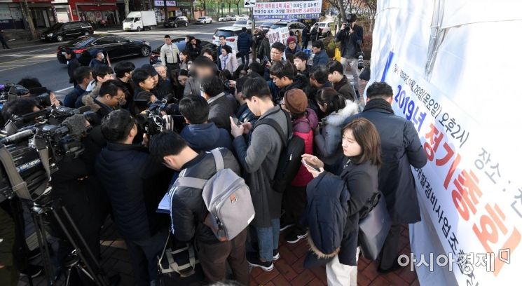 28일 서울 용산구 천복궁교회에서 열린 한남3구역 정기총회에 앞서 한 조합원이 취재진과 인터뷰하고 있다. 수주 과열로 불법 수주 논란까지 휩싸인 한남3구역 조합은 이번 총회를 통해 전날 긴급 이사회에서 논의된 시공사 선정 '재입찰'과 '위반사항을 제외한 수정 진행' 등에 대한 조합원들의 의견을 수렴한다./김현민 기자 kimhyun81@