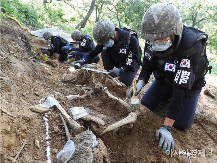 국방부 유해발굴단 장병들이 유해를 수습하는 모습 (사진=국방부)