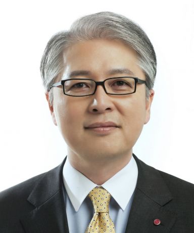LG전자는 26일 서울 여의도 LG트윈타워에서 제18기 정기 주주총회를 개최하고 최고경영자(CEO)인 권봉석 사장을 사내이사로 신규 선임했다.