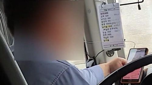 버스 기사 100㎞ 주행 중 '펭수' 영상 삼매경…공포에 떤 승객들