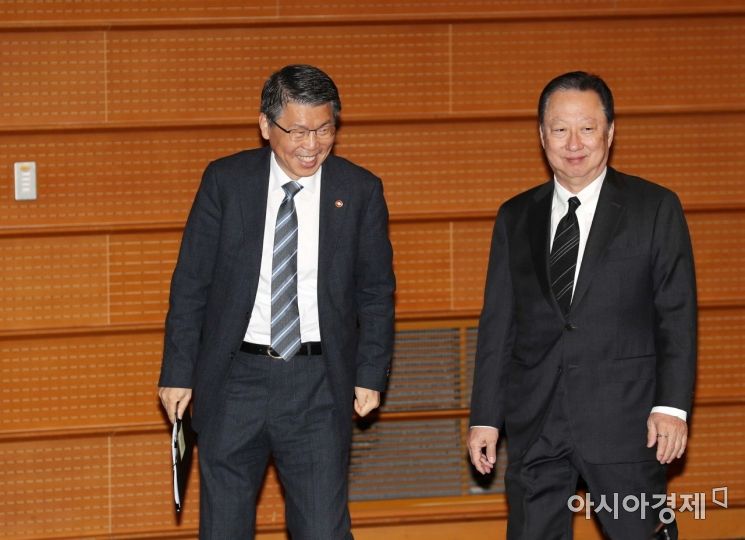 [포토]밝은 표정의 금융위원장과 대한상공회의소 회장 