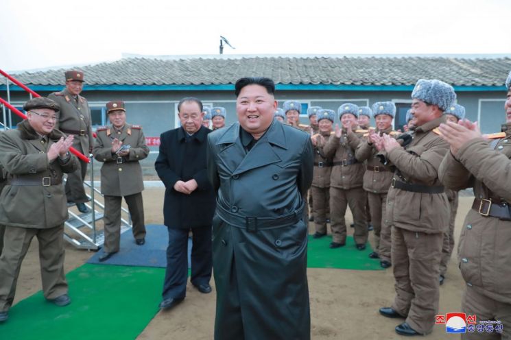 북한 김정은 국무위원장이 국방과학원에서 진행한 초대형 방사포 시험사격을 참관했다고 지난달 29일 조선중앙통신이 보도했다.