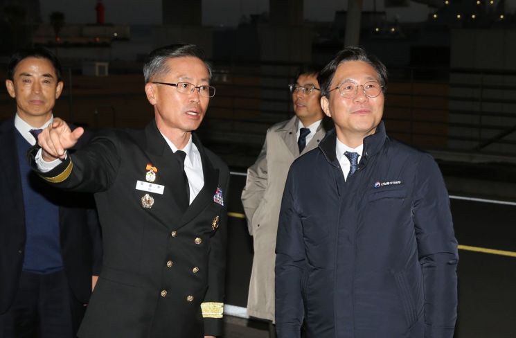 [포토]성윤모 장관, 해군 제7기동전단 위문 방문