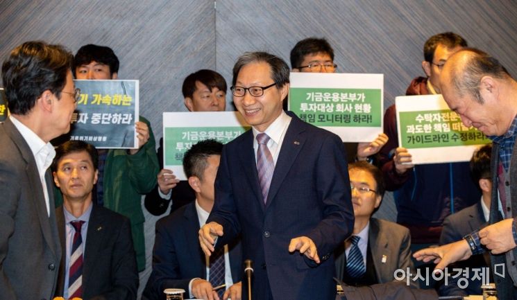 [포토]회의실 들어서는 김성주 국민연금공단 이사장