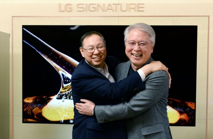 조성진 LG전자 부회장(왼쪽)이 28일 오후 서울 여의도 트윈타워 집무실에서 LG전자 새 CEO에 선임된 권봉석 사장을 만나 축하 인사를 건네고 있다.