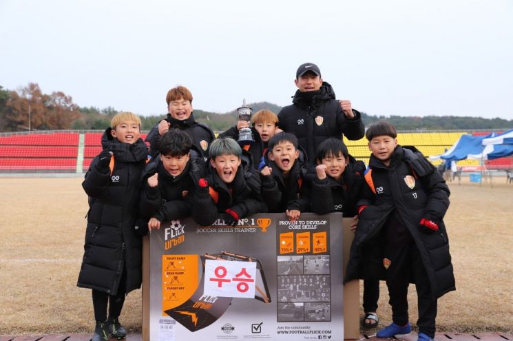 서귀포리더스FC U-10세부 선수들이 전국 유소년 축구 페스티벌 1차 대회 U-10세부에서 우승한 뒤 기념사진을 촬영하고 있다.
