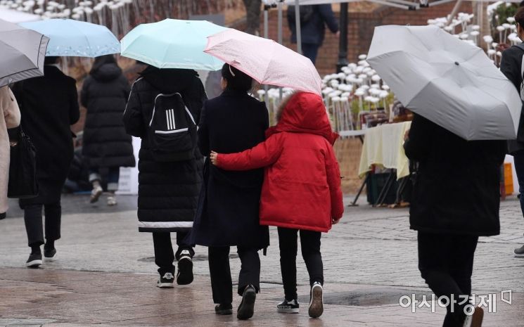비가 내린 1일 서울 명동에서 시민들과 관광객들이 우산을 쓴 채 거리를 걷고 있다./김현민 기자 kimhyun81@