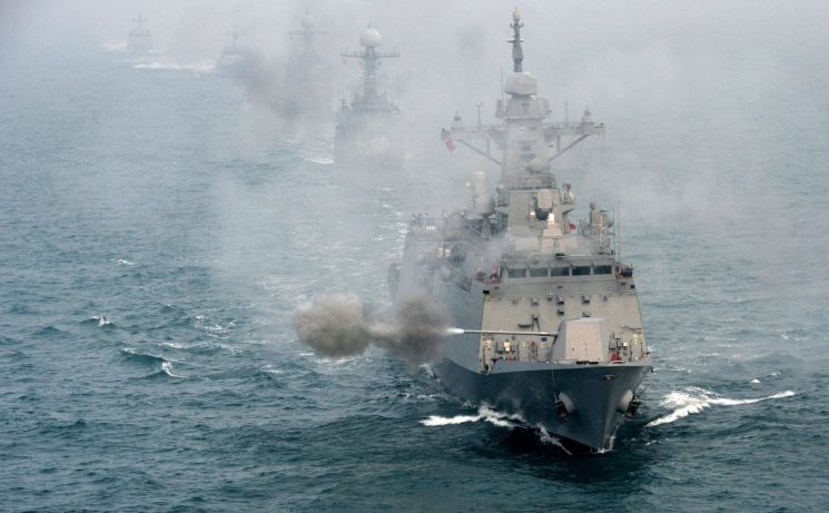 2017년 1월2일 해군 제2함대사령부 소속 인천함(2500t급)이 신년 해상기동사격 훈련에서 함포를 발사하고 있다. (사진=대한민국 해군)