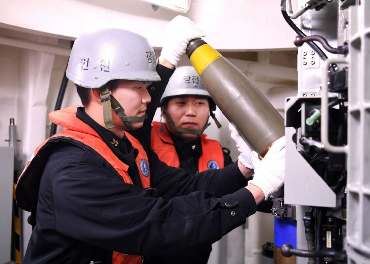 2019년도 해군 포술 최우수 전투함 선발을 위한 사격 대회에서 인천함 무장 부사관들이 함포 발사를 위해 사출탄을 장전하고 있다. (사진=대한민국 해군)