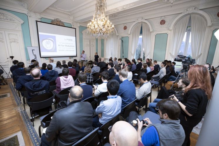 지난달 28일(현지시간) 프랑스 그르노블 네이버랩스유럽에서 열린 'AI 포 로보틱스'에서 참가자들이 발표를 듣고 있다.(제공=네이버)