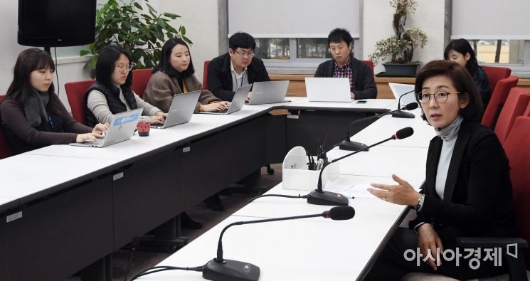 [포토] 취재진과 질의응답하는 나경원