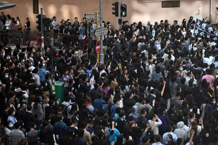 홍콩 '범민주' 압승 후 첫 주말 시위…최루탄 등장 속 평화집회도