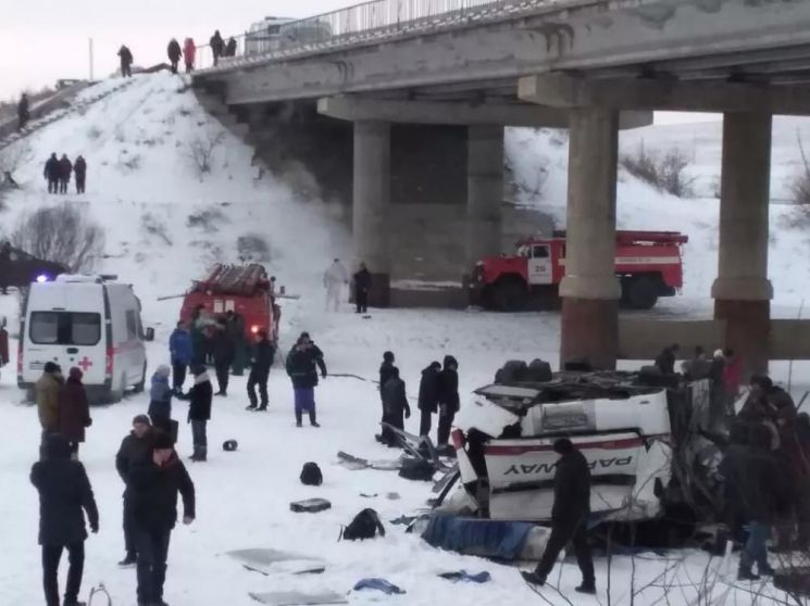 시베리아 운행 중이던 노선버스 강 아래로 추락…"19명 사망"