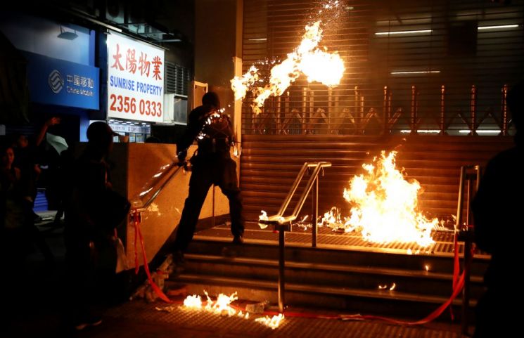 최루탄·화염병 재등장 아수라장 홍콩…중국 "미국이 기름부어"