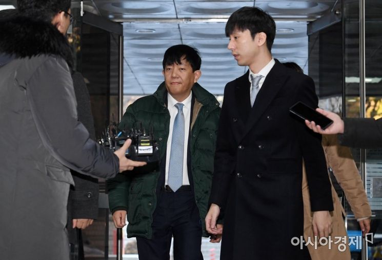 [포토] 법정 들어서는 이재웅-박재욱