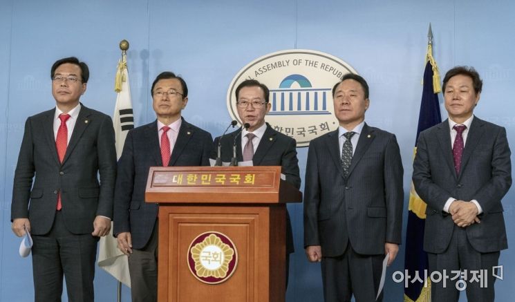 [포토] 기자회견 갖는 한국당 예결위원들