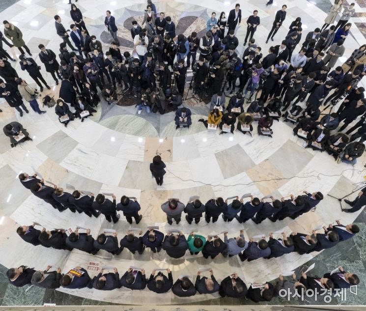 [포토] 본회의장 앞에 모인 자유한국당