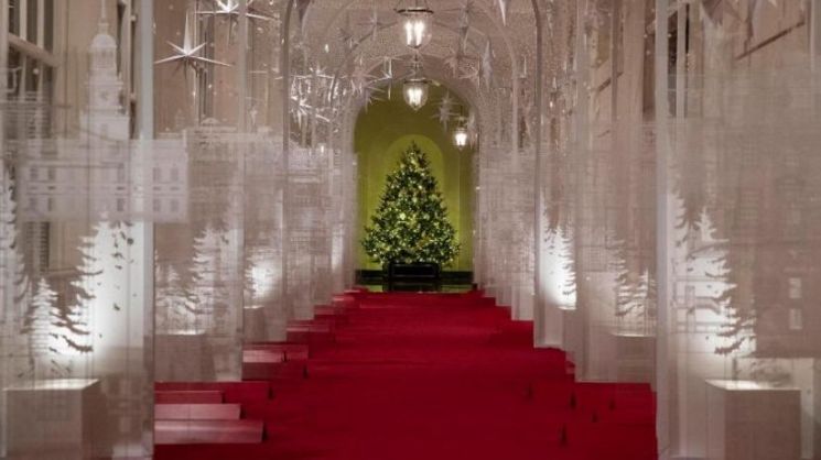 멜라니아, 백악관 크리스마스 장식 공개…논란의 '빨간 트리' 대신 '별 조각'