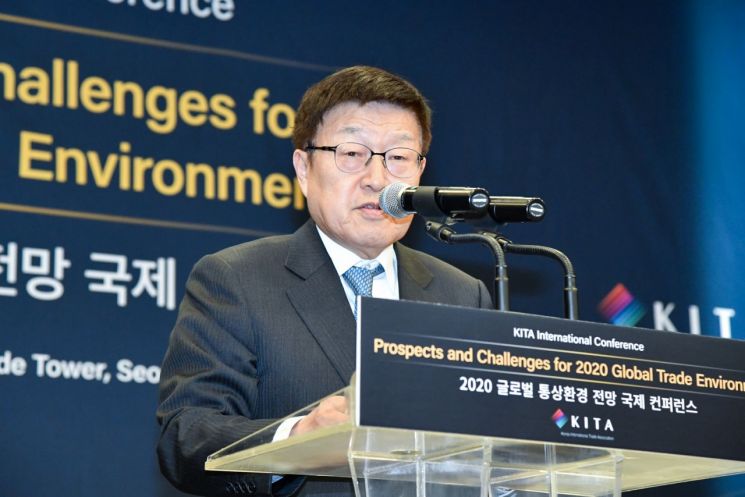 김영주 한국무역협회 회장이 2일 서울 삼성동 트레이드타워에서 열린 '2020 글로벌 통상환경 전망 국제 컨퍼런스'에서 기조연설을 하고 있다./사진=한국무역협회