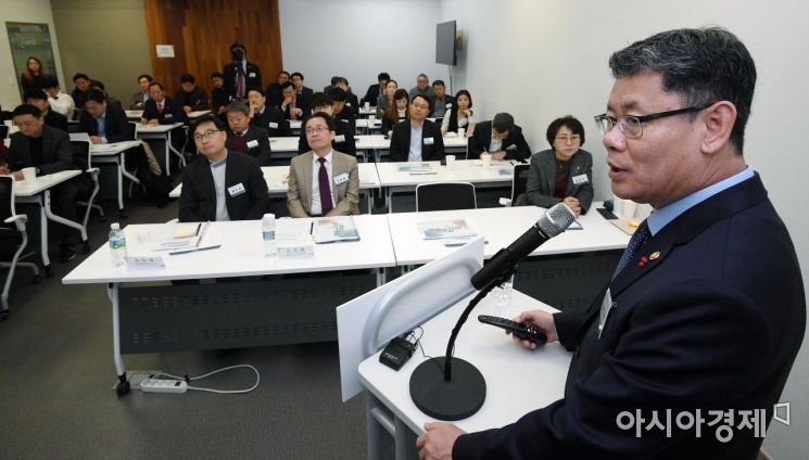 [포토] 김연철 장관, 한반도평화경제포럼 특강