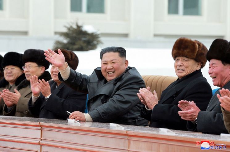 김정은 북한 국무위원장이 지난 2일 열린 백두산 삼지연군 읍지구 준공식에 참석했다고 조선중앙통신이 3일 보도했다.
