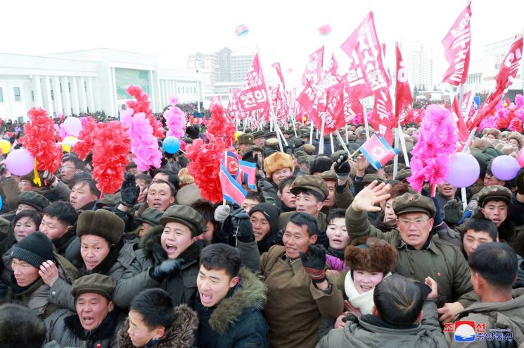 지난 2일 김정은 북한 국무위원장이 참석한 가운데 백두산 삼지연군 읍지구 준공식이 열렸다고 조선중앙통신이 3일 보도했다.