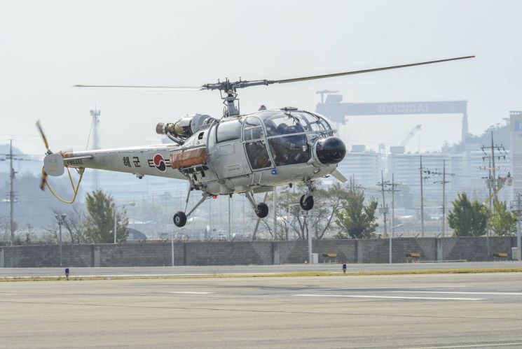 43년간 바다 지킨 '알루에트-Ⅲ' 헬기 퇴역…"해군 항공의 역사"