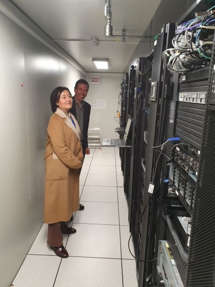 박영선 중소벤처기업부 장관이 프랑스 그로노블 소재 인공지능 연구소 '네이버랩스유럽'을 방문해 관계자와 함께 데이터 보관소를 둘러보고 있다.