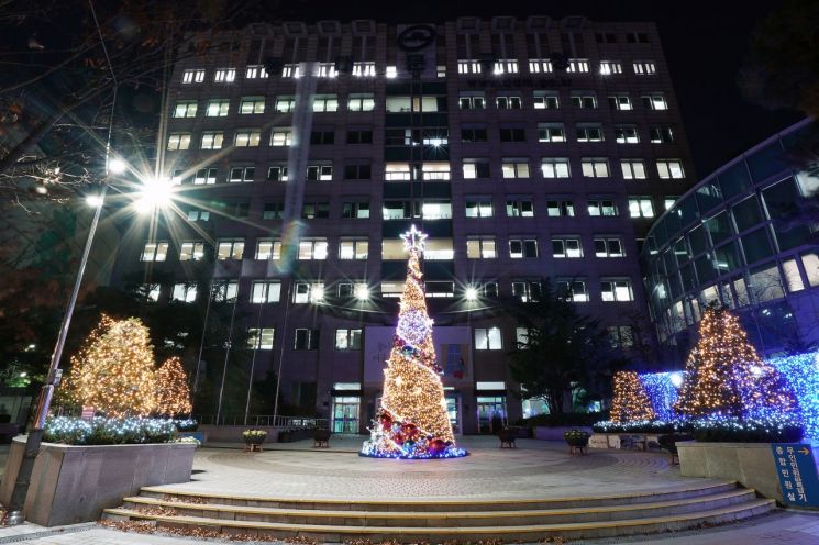 [포토]동대문구청 앞 광장에 ‘크리스마스 트리’ 점등