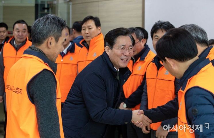 [포토]도시가스 관계자들과 인사하는 성윤모 장관