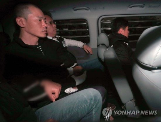 지난 4월19일 진주 아파트 방화·살인 혐의로 구속된 안인득(42)이 병원을 가기 위해 경남 진주경찰서 내 경찰차에 앉아있다. [이미지출처=연합뉴스]
